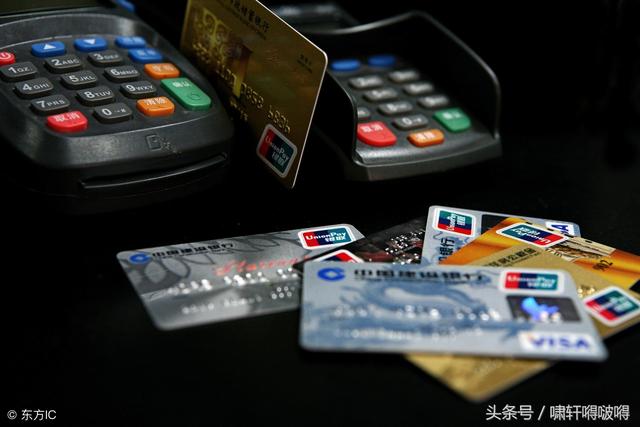 現(xiàn)在個人POS機辦理很簡單，只要提供身份證，信用卡就能馬上辦理，然后自行下載APP軟件，注冊實名認證后就能刷卡收款，非常方便。
